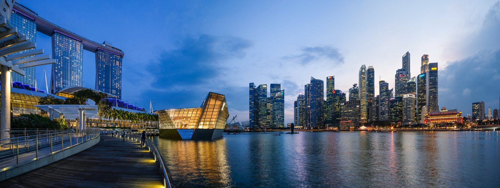 新加坡滨海湾与中央商务区傍晚实景